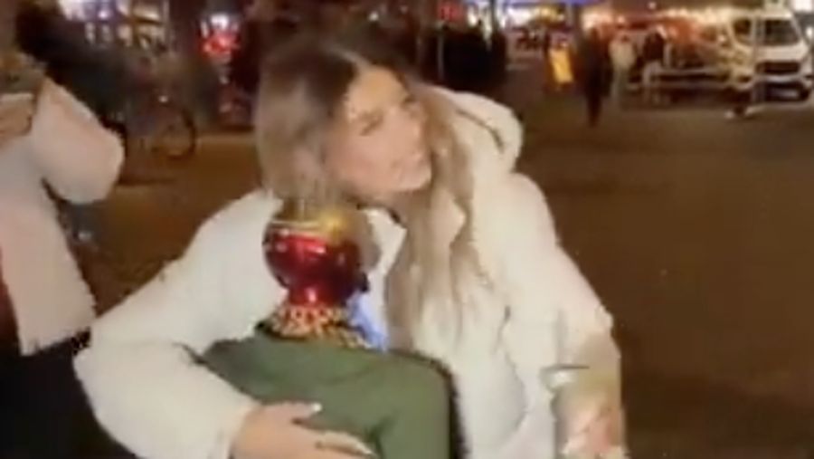 Polisi Jerman menyita sebuah robot yang melakukan pelecehan seksual terhadap seorang gadis berusia 16 tahun dengan menyentuh bokongnya dan melakukan gerakan menusuk ke arahnya. (X/IntCyberDigest)