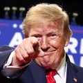 Presiden AS Donald Trump memberikan isyarat saat rapat umum kampanye untuk Senator AS Jon Husted (R-OH) dan calon gubernur Vivek Ramaswamy di Youngstown, Ohio, AS, pada 12 Oktober 2026. (REUTERS/Kevin Lamarque)