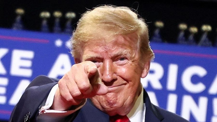 Presiden AS Donald Trump memberikan isyarat saat rapat umum kampanye untuk Senator AS Jon Husted (R-OH) dan calon gubernur Vivek Ramaswamy di Youngstown, Ohio, AS, pada 12 Oktober 2026. (REUTERS/Kevin Lamarque)
