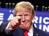 Presiden AS Donald Trump memberikan isyarat saat rapat umum kampanye untuk Senator AS Jon Husted (R-OH) dan calon gubernur Vivek Ramaswamy di Youngstown, Ohio, AS, pada 12 Oktober 2026. (REUTERS/Kevin Lamarque)