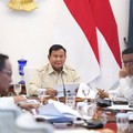 Presiden Prabowo Subianto memimpin rapat terbatas membahas penanganan kebakaran hutan dan lahan (karhutla) secara hybrid dari Istana Merdeka, Jakarta, Senin, 12 Oktober 2026. (Instagram/sekretariat.kabinet)
