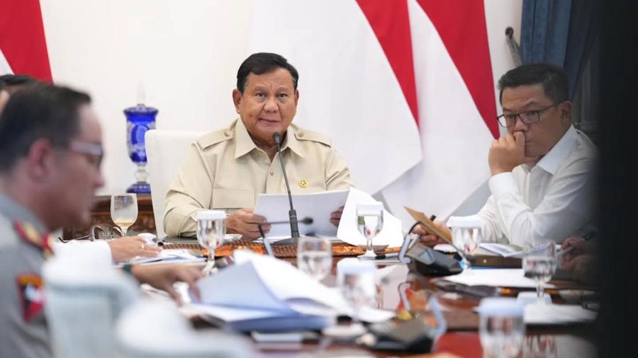 Presiden Prabowo Subianto memimpin rapat terbatas membahas penanganan kebakaran hutan dan lahan (karhutla) secara hybrid dari Istana Merdeka, Jakarta, Senin, 12 Oktober 2026. (Instagram/sekretariat.kabinet)