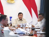 Presiden Prabowo Subianto memimpin rapat terbatas membahas penanganan kebakaran hutan dan lahan (karhutla) secara hybrid dari Istana Merdeka, Jakarta, Senin, 12 Oktober 2026. (Instagram/sekretariat.kabinet)