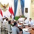 Presiden Prabowo Subianto memimpin rapat terbatas membahas penanganan kebakaran hutan dan lahan (karhutla) secara hybrid dari Istana Merdeka, Jakarta, Senin, 12 Oktober 2026. (Instagram/sekretariat.kabinet)