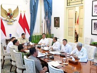 Presiden Prabowo Subianto memimpin rapat terbatas membahas penanganan kebakaran hutan dan lahan (karhutla) secara hybrid dari Istana Merdeka, Jakarta, Senin, 12 Oktober 2026. (Instagram/sekretariat.kabinet)