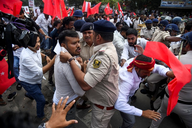 Ricuh saat demonstrasi menuntut pengunduran diri ketua komisi pemilihan atas revisi daftar pemilih yang kontroversial di India, Selasa (13/10/2026). (REUTERS/Sonu Kishan)