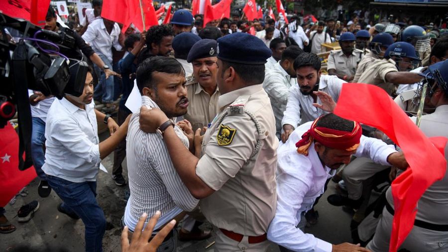 Ricuh saat demonstrasi menuntut pengunduran diri ketua komisi pemilihan atas revisi daftar pemilih yang kontroversial di India, Selasa (13/10/2026). (REUTERS/Sonu Kishan)