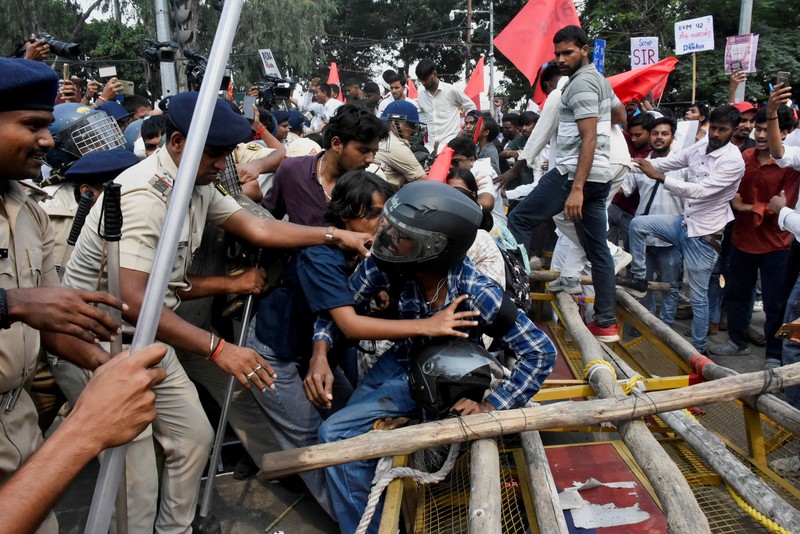 Ricuh saat demonstrasi menuntut pengunduran diri ketua komisi pemilihan atas revisi daftar pemilih yang kontroversial di India, Selasa (13/10/2026). (REUTERS/Sonu Kishan)