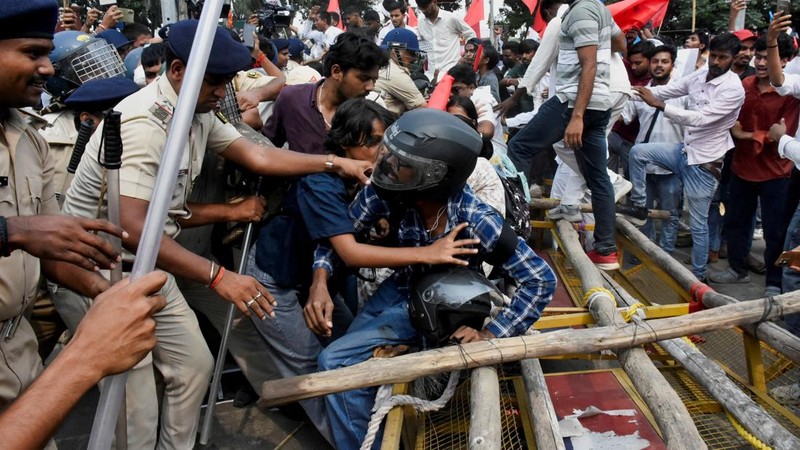 Ricuh saat demonstrasi menuntut pengunduran diri ketua komisi pemilihan atas revisi daftar pemilih yang kontroversial di India, Selasa (13/10/2026). (REUTERS/Sonu Kishan)