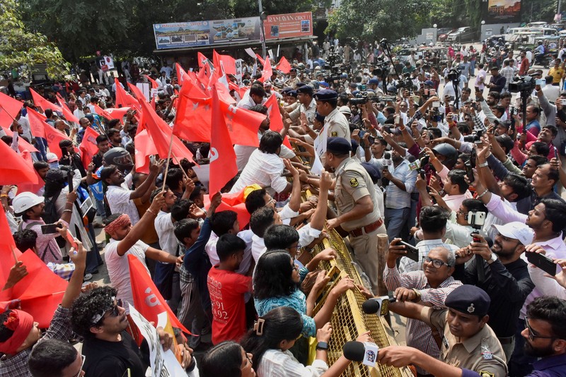 Ricuh saat demonstrasi menuntut pengunduran diri ketua komisi pemilihan atas revisi daftar pemilih yang kontroversial di India, Selasa (13/10/2026). (REUTERS/Sonu Kishan)