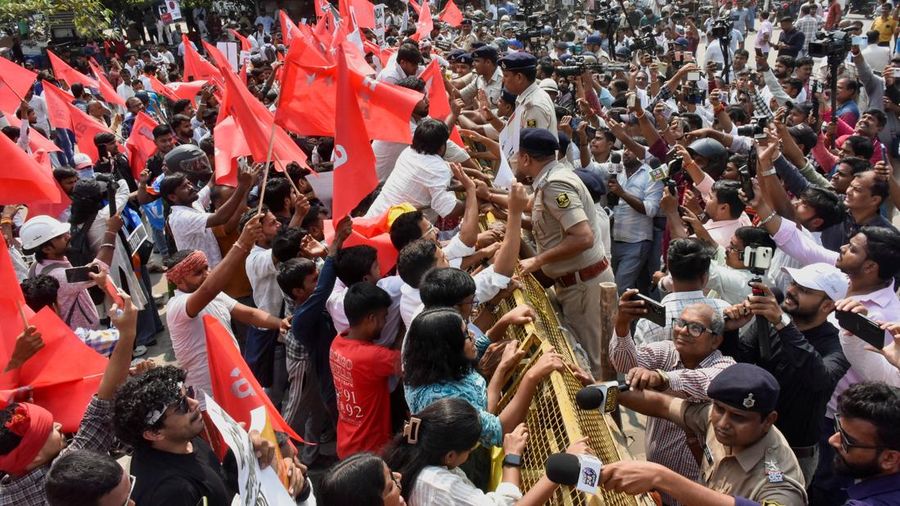 Ricuh saat demonstrasi menuntut pengunduran diri ketua komisi pemilihan atas revisi daftar pemilih yang kontroversial di India, Selasa (13/10/2026). (REUTERS/Sonu Kishan)
