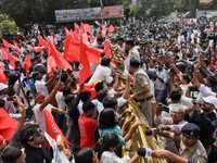 Ricuh saat demonstrasi menuntut pengunduran diri ketua komisi pemilihan atas revisi daftar pemilih yang kontroversial di India, Selasa (13/10/2026). (REUTERS/Sonu Kishan)