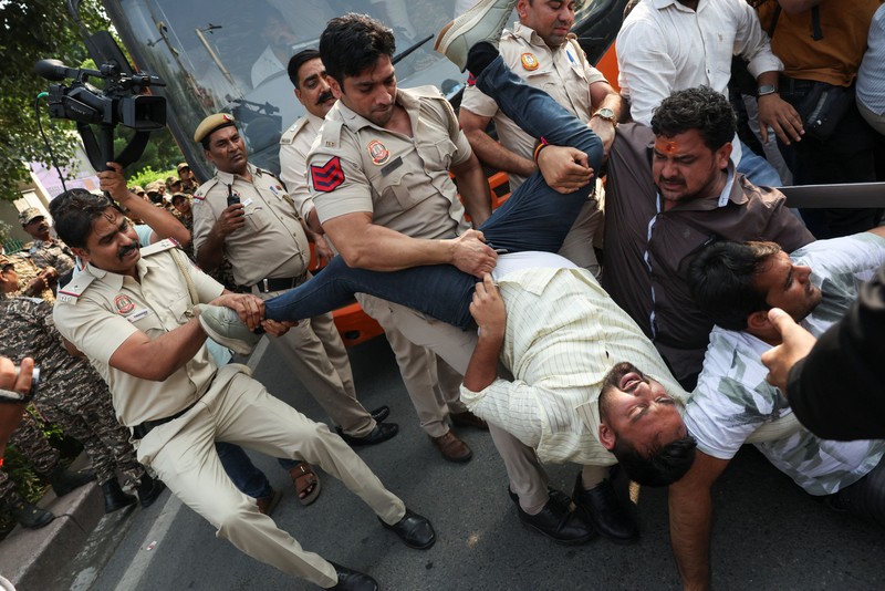 Ricuh saat demonstrasi menuntut pengunduran diri ketua komisi pemilihan atas revisi daftar pemilih yang kontroversial di India, Selasa (13/10/2026). (REUTERS/Sonu Kishan)