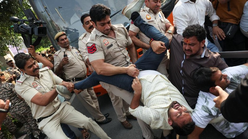 Ricuh saat demonstrasi menuntut pengunduran diri ketua komisi pemilihan atas revisi daftar pemilih yang kontroversial di India, Selasa (13/10/2026). (REUTERS/Priyanshu Singh)
