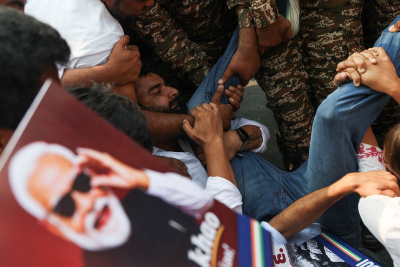 Ricuh saat demonstrasi menuntut pengunduran diri ketua komisi pemilihan atas revisi daftar pemilih yang kontroversial di India, Selasa (13/10/2026). (REUTERS/Sonu Kishan)