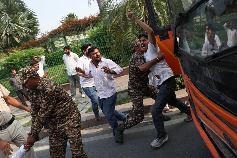 Ricuh saat demonstrasi menuntut pengunduran diri ketua komisi pemilihan atas revisi daftar pemilih yang kontroversial di India, Selasa (13/10/2026). (REUTERS/Sonu Kishan)