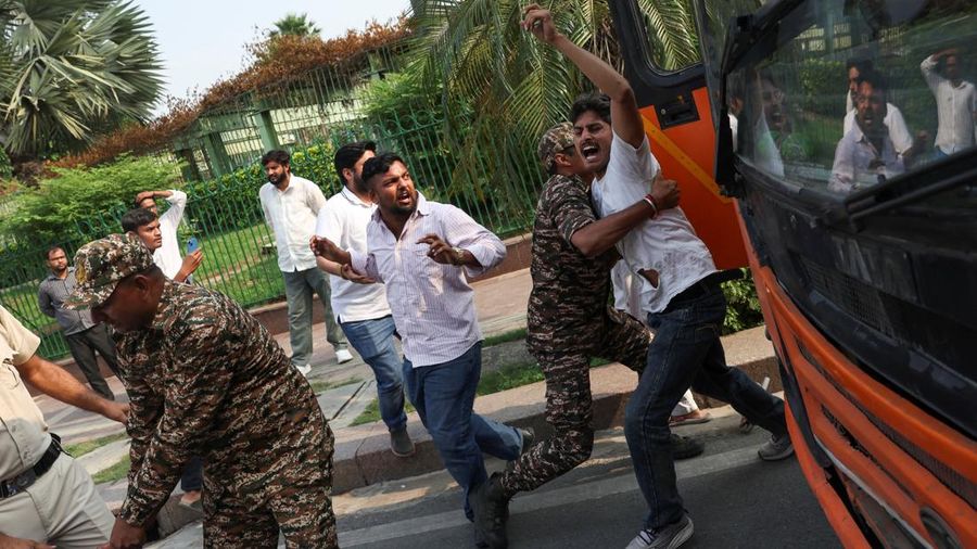 Ricuh saat demonstrasi menuntut pengunduran diri ketua komisi pemilihan atas revisi daftar pemilih yang kontroversial di India, Selasa (13/10/2026). (REUTERS/Priyanshu Singh)