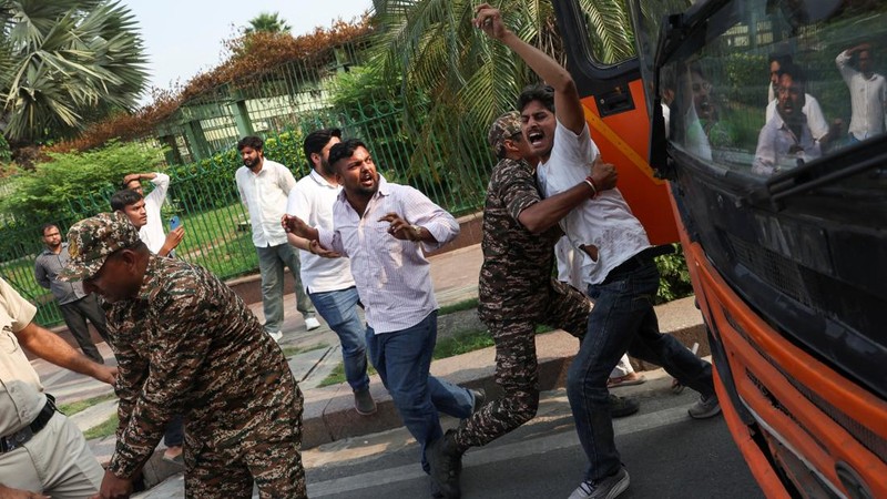 Ricuh saat demonstrasi menuntut pengunduran diri ketua komisi pemilihan atas revisi daftar pemilih yang kontroversial di India, Selasa (13/10/2026). (REUTERS/Priyanshu Singh)