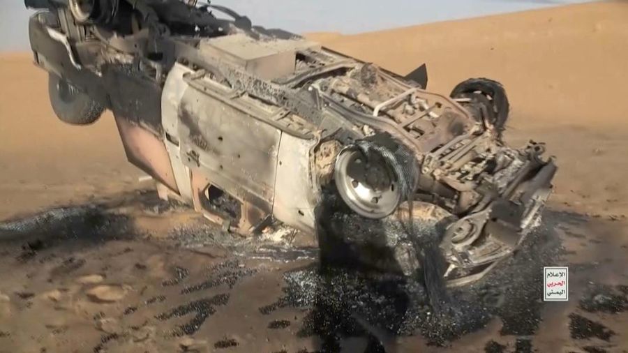 Rongsokan kendaraan di lokasi yang disebut sebagai Kegubernuran Marib, Yaman, setelah peristiwa yang menurut media militer Houthi merupakan serangan terhadap kendaraan lapis baja pasukan pemerintah; gambar ini diambil dari cuplikan video yang dirilis pada 12 Oktober 2026.