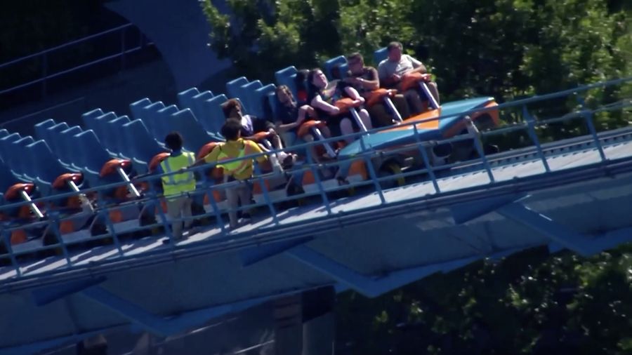 Satu orang tewas dan sejumlah lainnya mengalami luka-luka dalam insiden roller coaster di Georgia, Amerika Serikat (AS), pada Senin (12/10/2026).