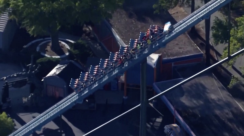 Satu orang tewas dan sejumlah lainnya mengalami luka-luka dalam insiden roller coaster di Georgia, Amerika Serikat (AS), pada Senin (12/10/2026). (Tangkapan Layar Video Reuters/ABC AFFILIATE WSB-TV)