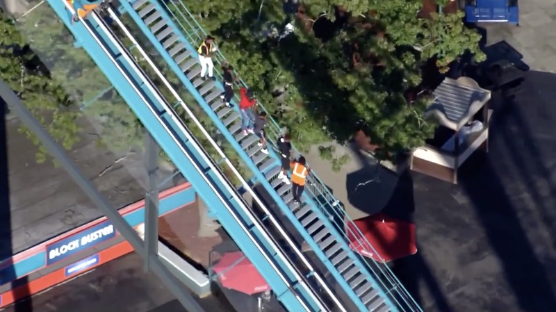 Satu orang tewas dan sejumlah lainnya mengalami luka-luka dalam insiden roller coaster di Georgia, Amerika Serikat (AS), pada Senin (12/10/2026). (Tangkapan Layar Video Reuters/ABC AFFILIATE WSB-TV)