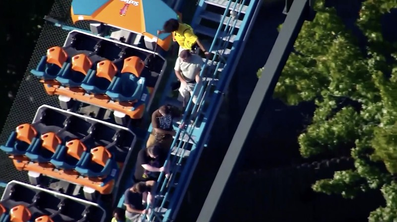 Satu orang tewas dan sejumlah lainnya mengalami luka-luka dalam insiden roller coaster di Georgia, Amerika Serikat (AS), pada Senin (12/10/2026). (Tangkapan Layar Video Reuters/ABC AFFILIATE WSB-TV)