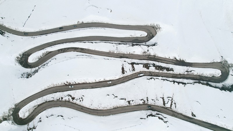 Sebuah pemandangan dari drone memperlihatkan lift ski di resor ski Valle Nevado selama musim salju yang luar biasa&mdash;yang dipicu oleh salah satu episode El Ni&ntilde;o paling intens dalam beberapa dekade terakhir menurut Direktorat Meteorologi Chili&mdash;di Santiago, Chili, pada 12 Oktober 2026. (REUTERS/Pablo Sanhueza)