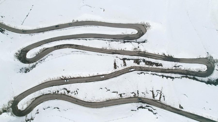 Sebuah pemandangan dari drone memperlihatkan jalan di dekat resor ski Valle Nevado selama musim salju yang luar biasa—yang dipicu oleh salah satu episode El Niño paling intens dalam beberapa dekade terakhir—menurut Direktorat Meteorologi Cile, di Santiago, Cile, pada 12 Oktober 2026.