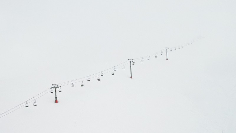 Sebuah pemandangan dari drone memperlihatkan lift ski di resor ski Valle Nevado selama musim salju yang luar biasa&mdash;yang dipicu oleh salah satu episode El Ni&ntilde;o paling intens dalam beberapa dekade terakhir menurut Direktorat Meteorologi Chili&mdash;di Santiago, Chili, pada 12 Oktober 2026. (REUTERS/Pablo Sanhueza)