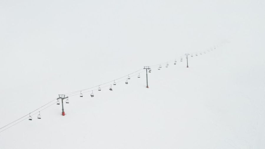 Sebuah pemandangan dari drone memperlihatkan lift ski di resor ski Valle Nevado selama musim salju yang luar biasa—yang dipicu oleh salah satu episode El Niño paling intens dalam beberapa dekade terakhir menurut Direktorat Meteorologi Chili—di Santiago, Chili, pada 12 Oktober 2026.