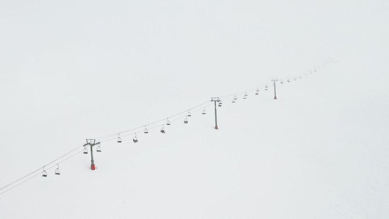 Sebuah pemandangan dari drone memperlihatkan lift ski di resor ski Valle Nevado selama musim salju yang luar biasa—yang dipicu oleh salah satu episode El Niño paling intens dalam beberapa dekade terakhir menurut Direktorat Meteorologi Chili—di Santiago, Chili, pada 12 Oktober 2026.