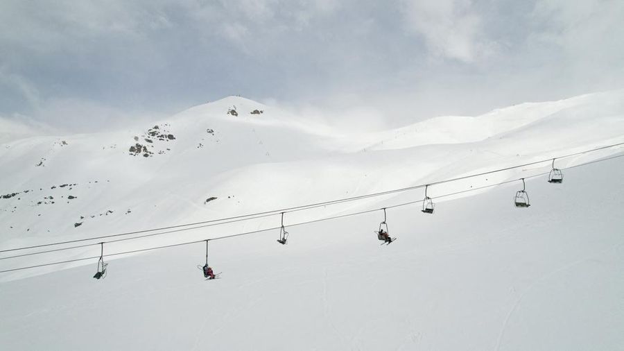 Sebuah pemandangan dari drone memperlihatkan lift ski di resor ski Valle Nevado selama musim salju yang luar biasayang dipicu oleh salah satu episode El Nio paling intens dalam beberapa dekade terakhir menurut Direktorat Meteorologi Chilidi Santiago,