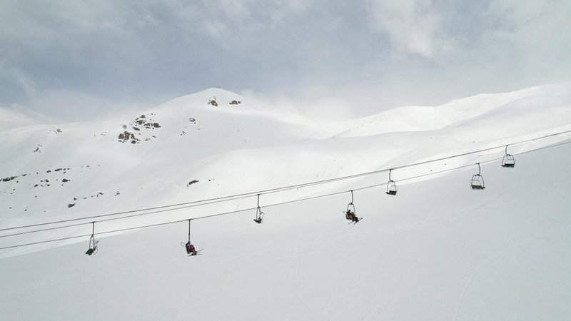 Sebuah pemandangan dari drone memperlihatkan lift ski di resor ski Valle Nevado selama musim salju yang luar biasayang dipicu oleh salah satu episode El Nio paling intens dalam beberapa dekade terakhir menurut Direktorat Meteorologi Chilidi Santiago,
