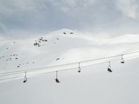 Sebuah pemandangan dari drone memperlihatkan lift ski di resor ski Valle Nevado selama musim salju yang luar biasayang dipicu oleh salah satu episode El Nio paling intens dalam beberapa dekade terakhir menurut Direktorat Meteorologi Chilidi Santiago,