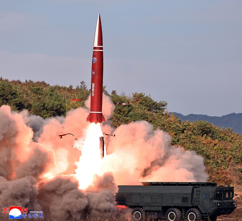 Sebuah rudal balistik taktis diluncurkan dalam sebuah uji coba di Korea Utara pada 12 Oktober 2026&mdash;menurut Korean Central News Agency (KCNA)&mdash;dalam foto yang dirilis oleh kantor berita resmi Korea Utara tersebut. (KCNA/via REUTERS)