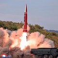 Sebuah rudal balistik taktis diluncurkan dalam sebuah uji coba di Korea Utara pada 12 Oktober 2026menurut Korean Central News Agency (KCNA)dalam foto yang dirilis oleh kantor berita resmi Korea Utara tersebut. (KCNA/via REUTERS)