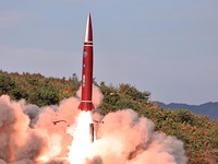 Sebuah rudal balistik taktis diluncurkan dalam sebuah uji coba di Korea Utara pada 12 Oktober 2026menurut Korean Central News Agency (KCNA)dalam foto yang dirilis oleh kantor berita resmi Korea Utara tersebut. (KCNA/via REUTERS)