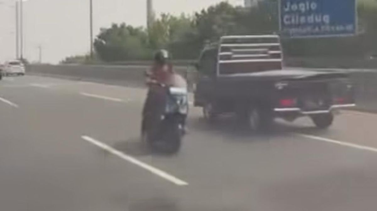 Bahaya! Pemotor Terobos Tol Jakbar lalu Melaju Lawan Arah — NadiKabar.com