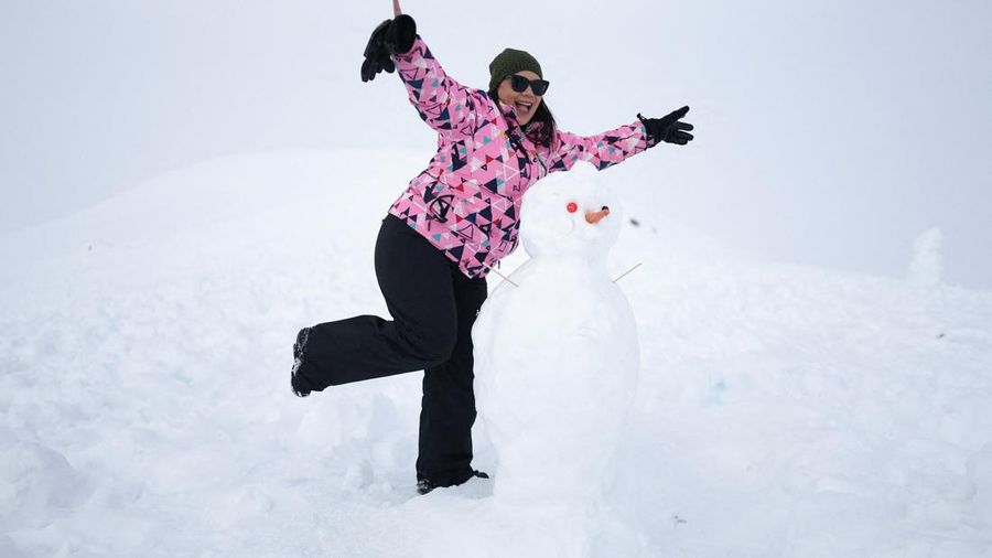 Seorang wanita berpose untuk difoto di dekat resor ski Valle Nevado selama musim salju yang luar biasa—yang dipicu oleh salah satu episode El Niño paling intens dalam beberapa dekade terakhir menurut Direktorat Meteorologi Cile—di Santiago, Cile, pada 12 Oktober 2026.