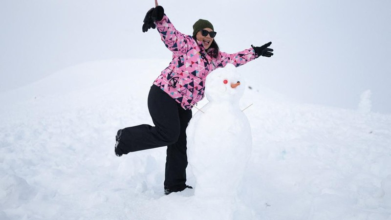 Seorang wanita berpose untuk difoto di dekat resor ski Valle Nevado selama musim salju yang luar biasa—yang dipicu oleh salah satu episode El Niño paling intens dalam beberapa dekade terakhir menurut Direktorat Meteorologi Cile—di Santiago, Cile, pada 12 Oktober 2026.