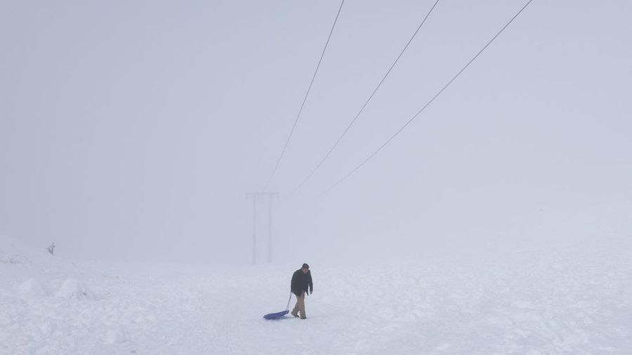 Seorang wisatawan berjalan di tengah salju di dekat resor ski Valle Nevado selama musim salju yang luar biasa—yang dipicu oleh salah satu episode El Niño paling intens dalam beberapa dekade terakhir menurut Direktorat Meteorologi Cile—di Santiago, Cile, pada 12 Oktober 2026.