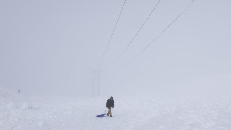 Seorang wisatawan berjalan di tengah salju di dekat resor ski Valle Nevado selama musim salju yang luar biasa—yang dipicu oleh salah satu episode El Niño paling intens dalam beberapa dekade terakhir menurut Direktorat Meteorologi Cile—di Santiago, Cile, pada 12 Oktober 2026.