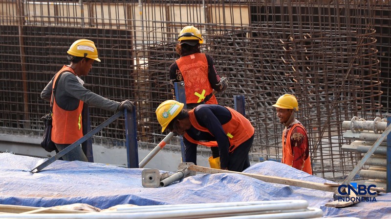 Gubernur DKI Jakarta Pramono Anung meninjau proyek pembangunan Embung Kebagusan di Jalan Baung, Kelurahan Kebagusan, Pasar Minggu, Jakarta Selatan, Selasa (13/10/2026). (CNCB Indonesia/Muhammad Sabki)