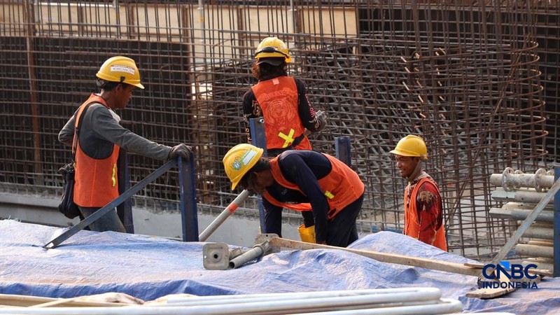 Suasana proyek pembangunan Embung Kebagusan di Jalan Baung, Kelurahan Kebagusan, Pasar Minggu, Jakarta Selatan, Selasa (13/10/2026). (CNCB Indonesia/Muhammad Sabki)
