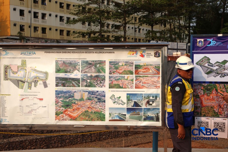 Gubernur DKI Jakarta Pramono Anung meninjau proyek pembangunan Embung Kebagusan di Jalan Baung, Kelurahan Kebagusan, Pasar Minggu, Jakarta Selatan, Selasa (13/10/2026). (CNCB Indonesia/Muhammad Sabki)