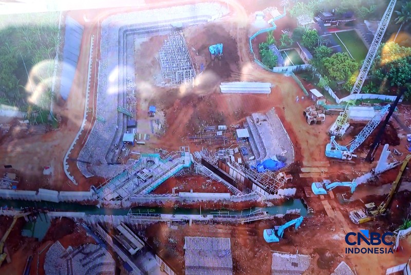 Gubernur DKI Jakarta Pramono Anung meninjau proyek pembangunan Embung Kebagusan di Jalan Baung, Kelurahan Kebagusan, Pasar Minggu, Jakarta Selatan, Selasa (13/10/2026). (CNCB Indonesia/Muhammad Sabki)