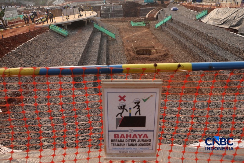 Gubernur DKI Jakarta Pramono Anung meninjau proyek pembangunan Embung Kebagusan di Jalan Baung, Kelurahan Kebagusan, Pasar Minggu, Jakarta Selatan, Selasa (13/10/2026). (CNCB Indonesia/Muhammad Sabki)