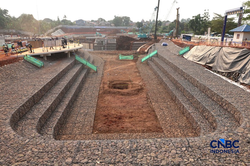 Gubernur DKI Jakarta Pramono Anung meninjau proyek pembangunan Embung Kebagusan di Jalan Baung, Kelurahan Kebagusan, Pasar Minggu, Jakarta Selatan, Selasa (13/10/2026). (CNCB Indonesia/Muhammad Sabki)