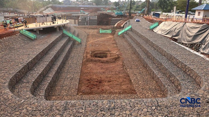 Suasana proyek pembangunan Embung Kebagusan di Jalan Baung, Kelurahan Kebagusan, Pasar Minggu, Jakarta Selatan, Selasa (13/10/2026). (CNCB Indonesia/Muhammad Sabki)